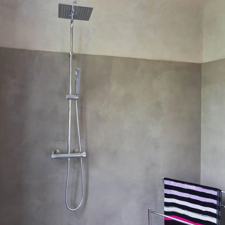 La matière jusque dans la douche.