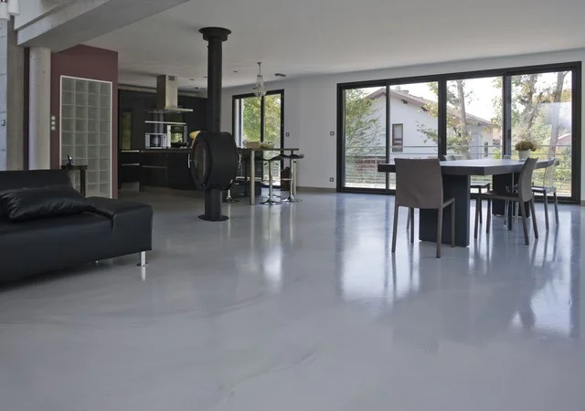 Un sol continu, un intérieur ouvert.